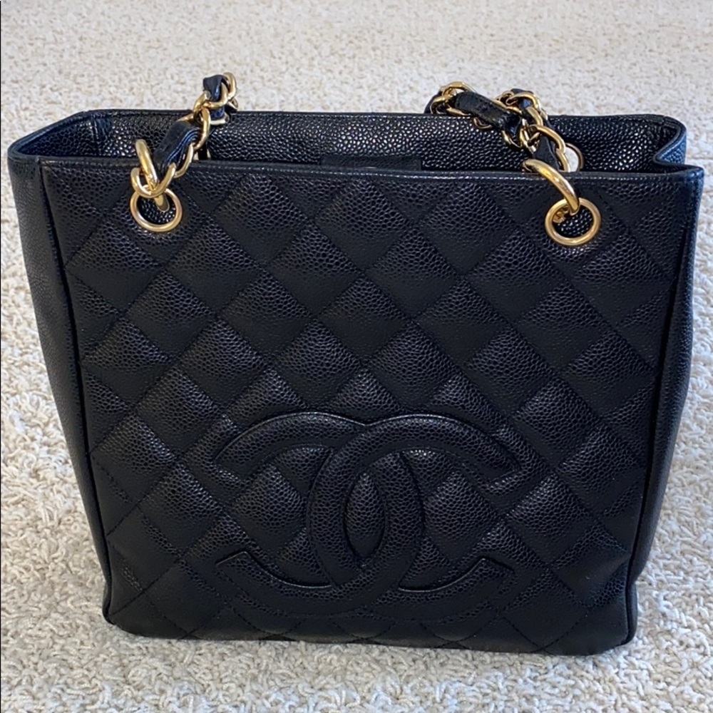 Black amazing condition Chanel quilted shoulder